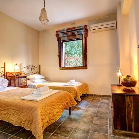 Villa Sleeps 6 Pool Air Con Wifi *