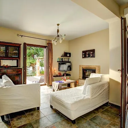 Sleeps 6 Pool Air Con Wifi * Agriliás