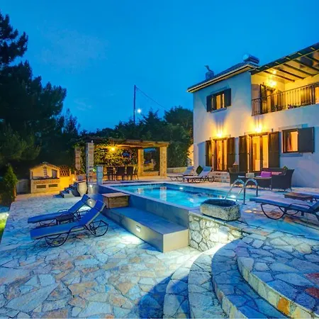 Sleeps 6 Pool Air Con Wifi * Agriliás