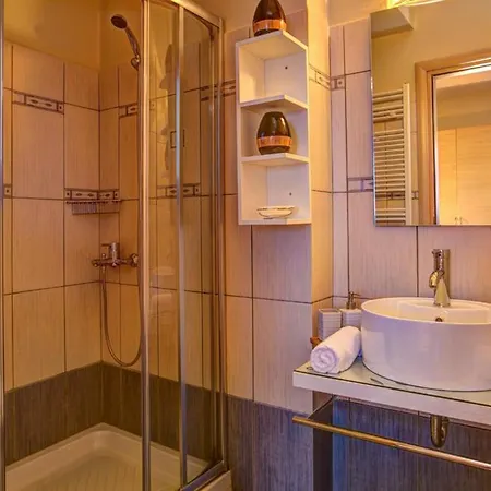 Sleeps 6 Pool Air Con Wifi *