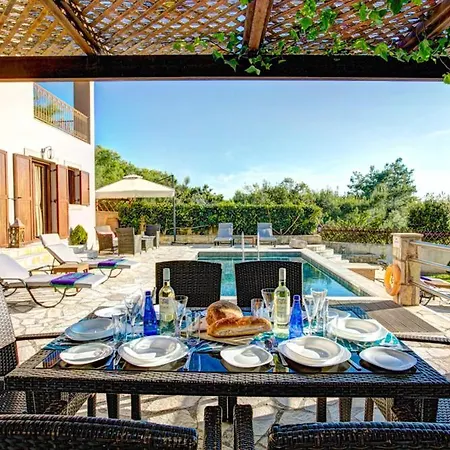 Sleeps 6 Pool Air Con Wifi Villa