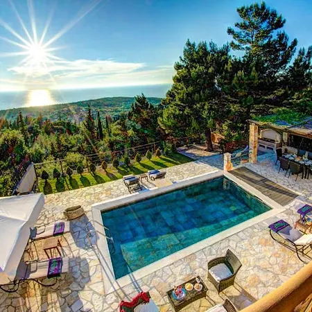 Sleeps 6 Pool Air Con Wifi * Agriliás