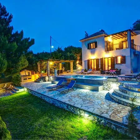 Villa Sleeps 6 Pool Air Con Wifi