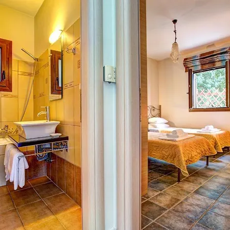 Sleeps 6 Pool Air Con Wifi *